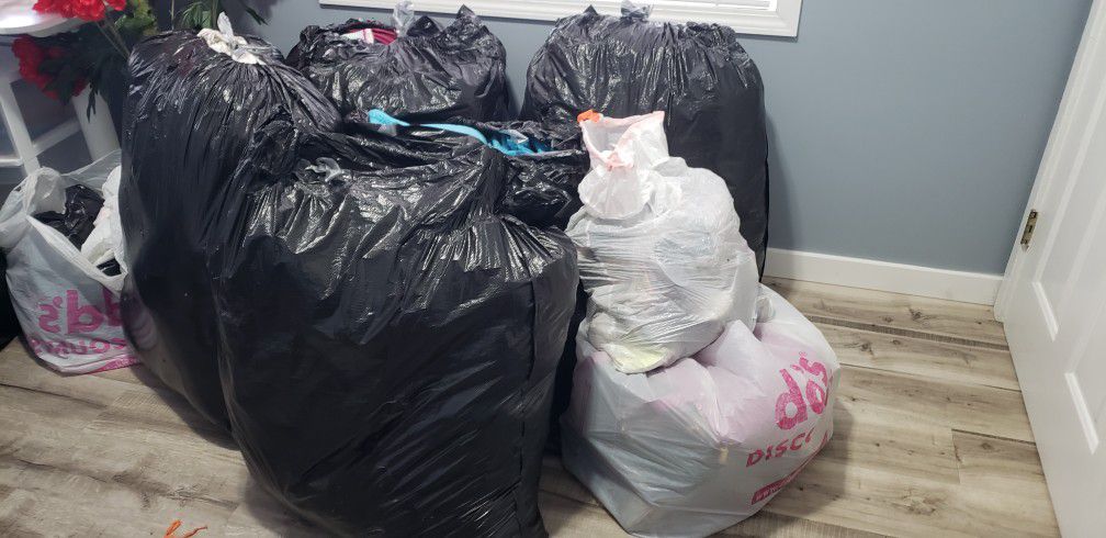 6 Big Bags Of Used clothes different Girls sizes 8 to 10
Women Large and Medium size