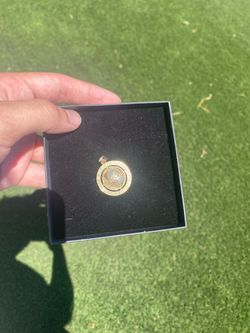 The world is yours pendant