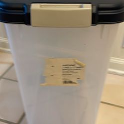 IRIS Airtight Pet Food Storage Container- 35 lbs