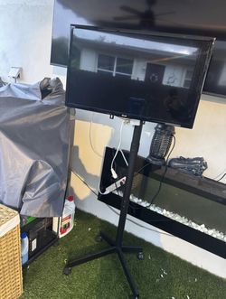 32” Smart TV With Metal Stand