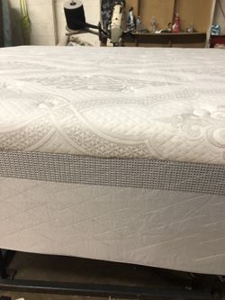 King size Memory Foam Mattress with splits Box spring we have all sizes available at Factory Prices and Deliveries Available Too ( Habló Español)