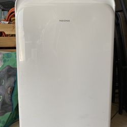 Insignia™ - 250 Sq. Ft. Portable Air Conditioner - White