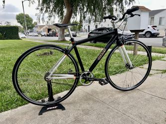 Giant Converted Single Speed Fixie Extremely Lightweight. Alex Rims New Tires, New Shimano F+R Brakes. Can Rotate Rear Rim To Change Tension Setting. 