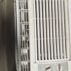WINDOW AIR CONDITIONER 