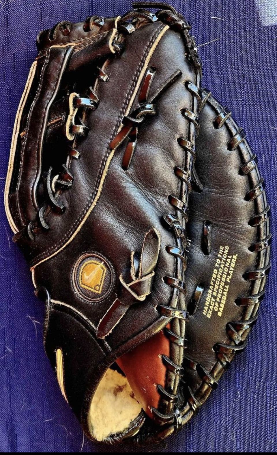 RH Throw - NIKE  First Base Glove Mitt Pro Gold Traditions RH throw. FBF