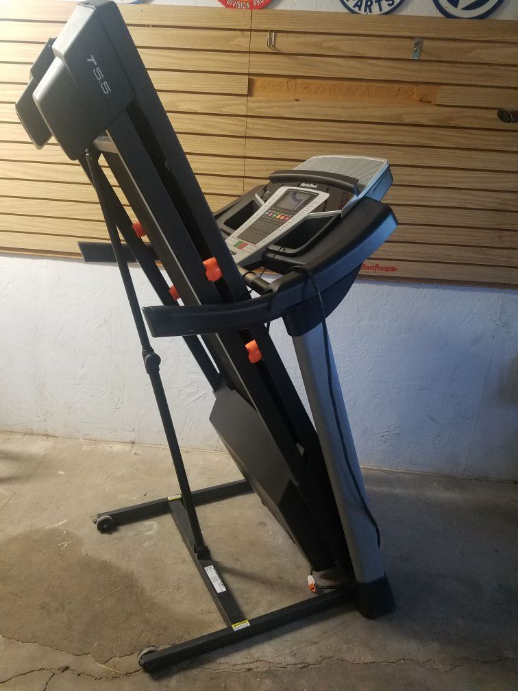 Treadmill Nordictrack T5.5 model w many features
