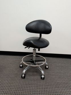 Ergonomic esthetician chair