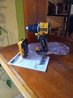 DeWalt 20 V New Atomic. Drill Driver.  1/2".  W/ Battery.  2.0 AH Lithium 