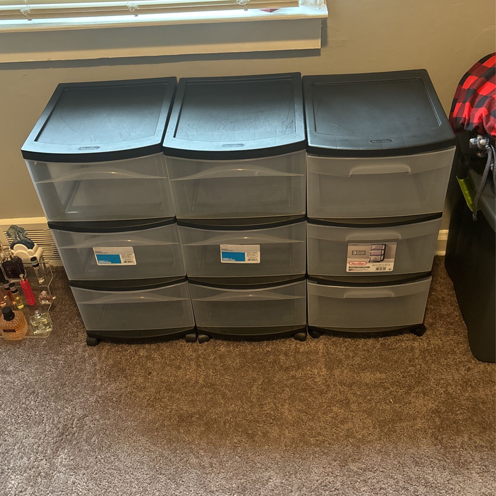 3 plastic storage drawers 