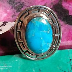 KINGMAN TURQUOISE*(LARGE OVAL)*  CABOCHON  RING.  *SIZE- 6.* (GREEN KEY MOTIF ATOP THE SHOULDERS OF THIS STERLING SILVER. (R-11433)