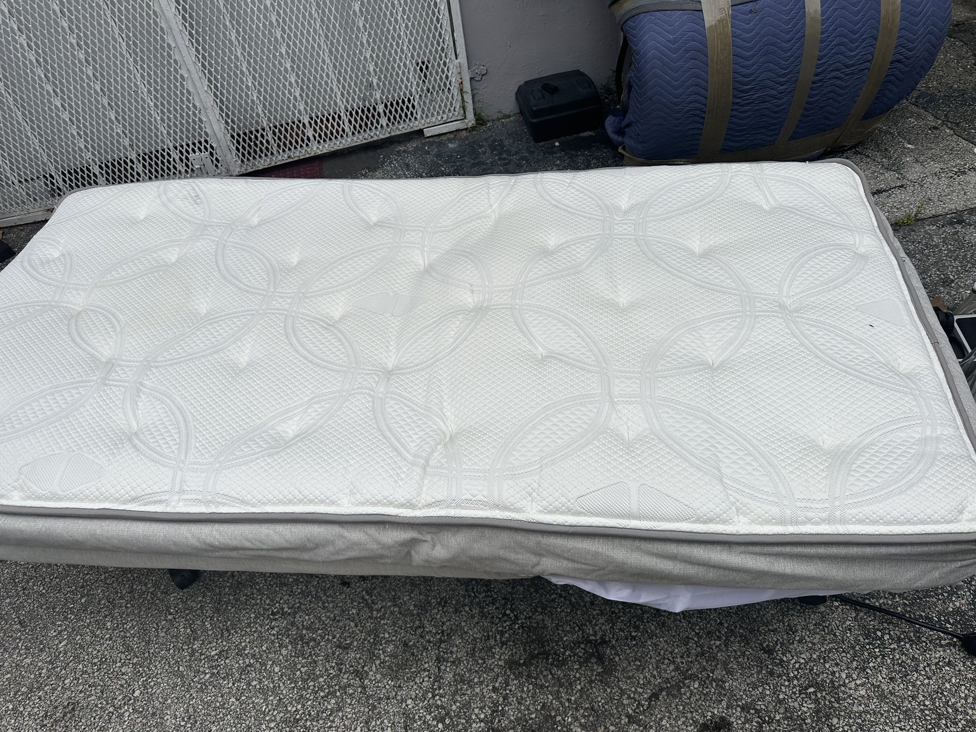 2 Twin Sleep Number Beds Make It A King for Sale in North Miami Beach