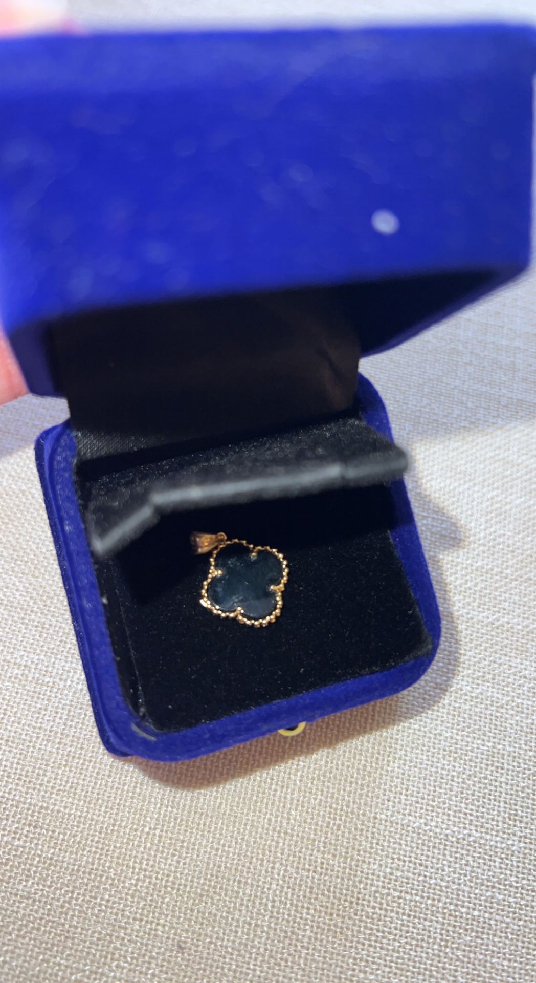 neckless gold , no chain