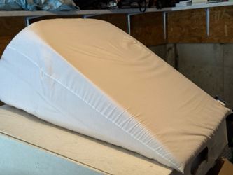 Wedge pillow with washable cover