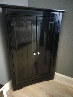Corner cabinet w/3 shelves
