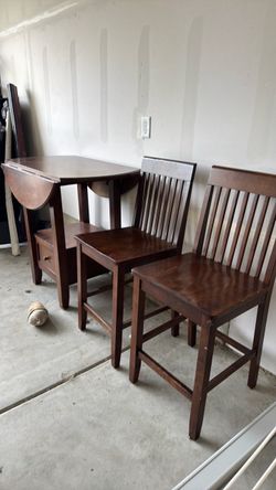 Nice table and chairs