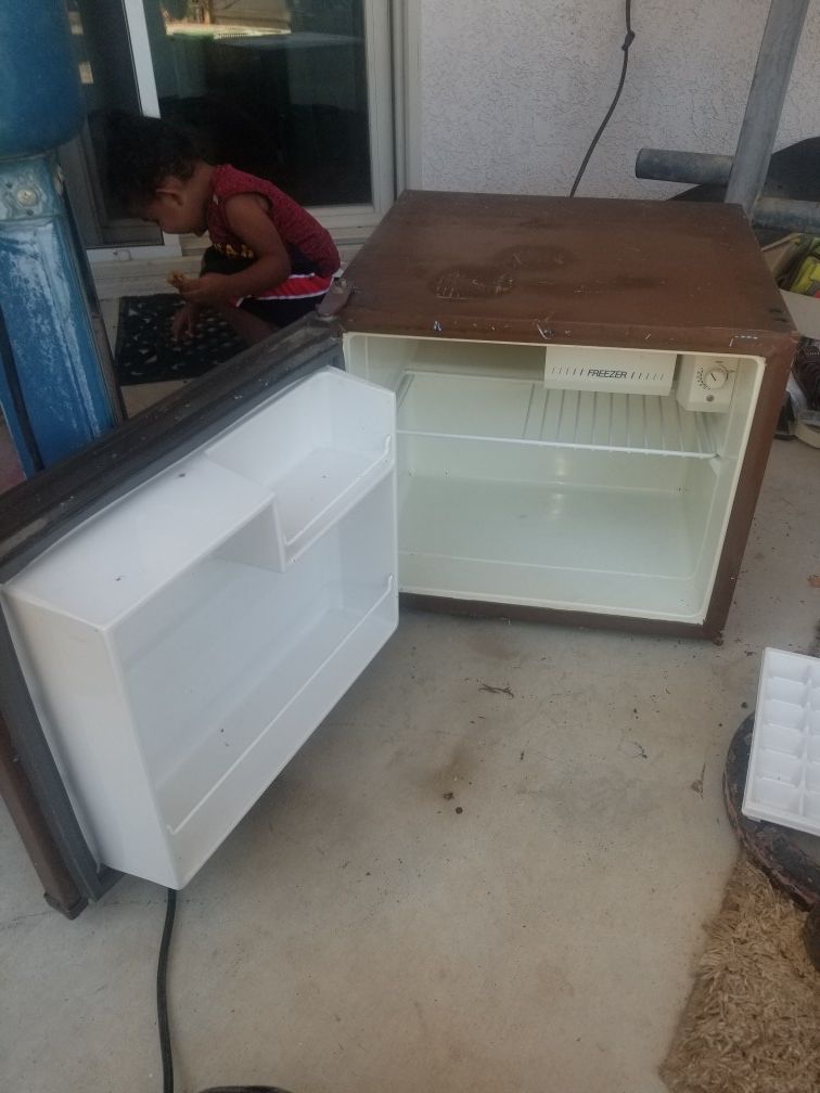 Mini refrigerator