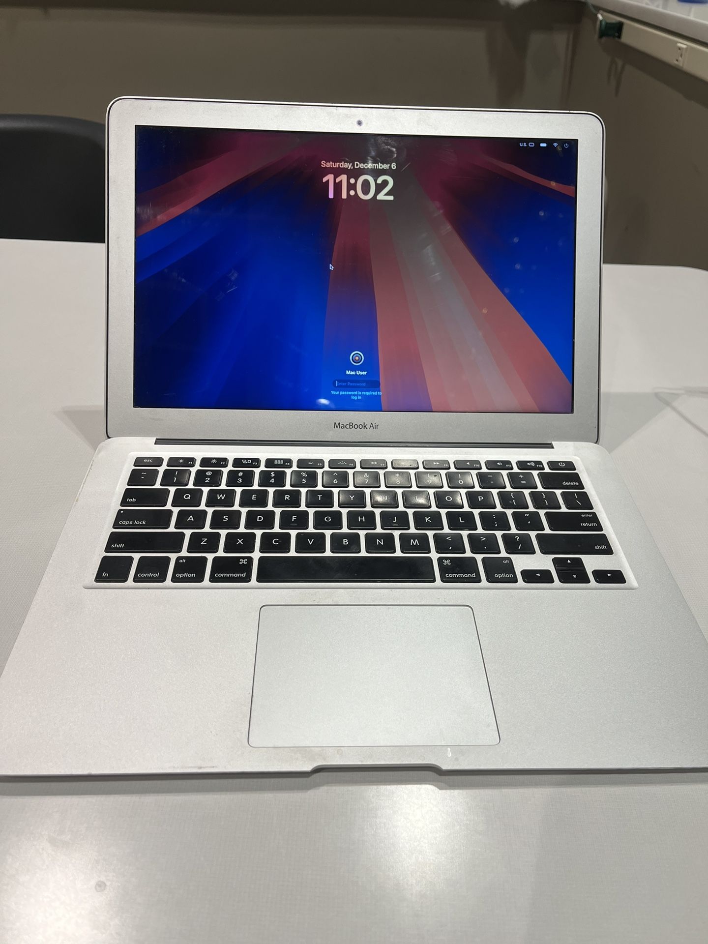 2017 MacBook Air 13 inch i5 8gb SSD 128gb with Charger