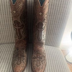 CORRAL Women’s Western Embroidered Distressed Boots. Cross And Wing Design.