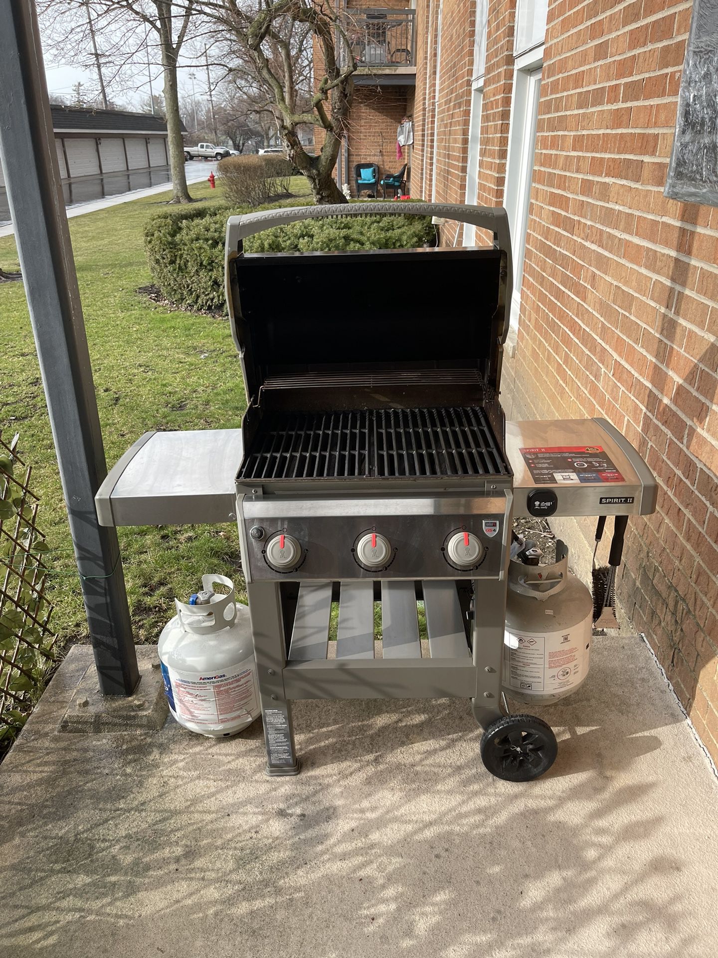 Spirit E 310 Gas Grill for Sale in Downers Grove, IL - OfferUp