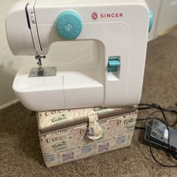 Singer Seeing Machine + Accessories 