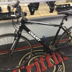 Giant Escape 3-Disc 2024-2025 Hybrid Bike 