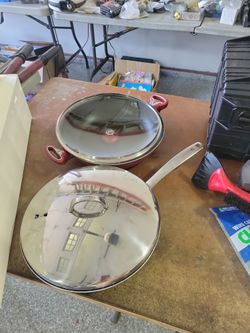 2 FRYING PANS WITH LIDS
