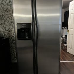 Frigidaire Refrigerator With Ice And Water Dispenser. Works Perfectly. Counter Depth.