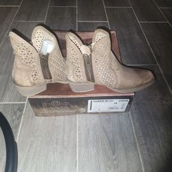 Circle G LD Camel Cutout Shortie Size 8