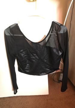 Black crop top shirt