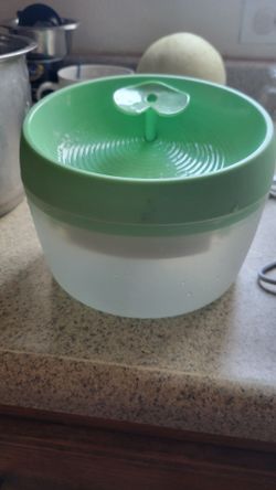 PET WATER FOUNTAIN ONLY USE 1 TIME MY.CATS DONT LIKE IT I HAVE THE BOX AND NEW EXTRA WATER FILTERS
