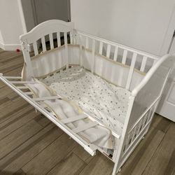 White/wooden Bassinet and Bedside For Babies 