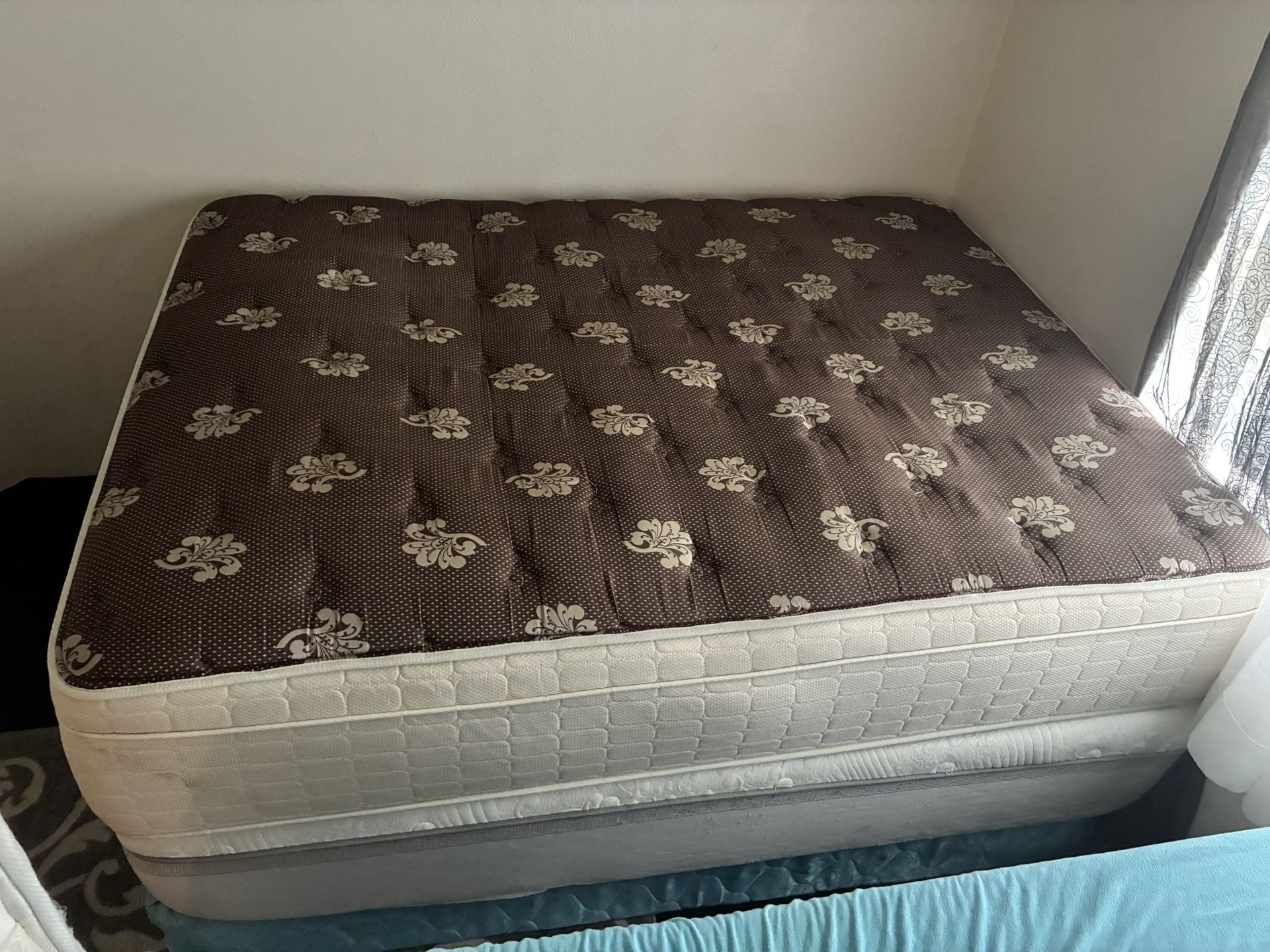🩷🩷 $$345-comfy extra extra extra thick extra extra cushiony Queen Size brown n tan colored lightly used mattress- - I stock up on these from pur
