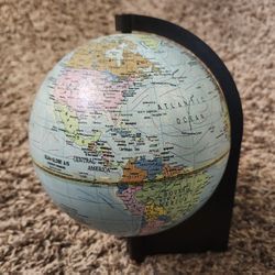 Vintage Mini Desk Globe 1982. 6" Great Condition.