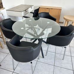 Round Glass Dining Table With 4 Black Leather Swivel Chairs 
