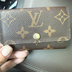 Authentic Louis Vuitton 6 Key Holder