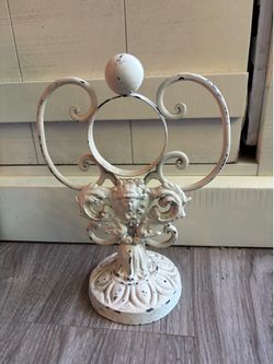 Vintage iron fingertip towel holder
