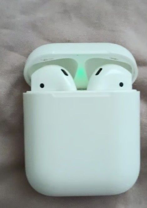 Apple AirPods 2nd Generation with Charging Case in White