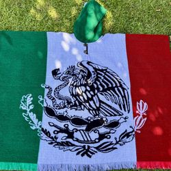 Poncho Escudo Mexicano, Adult Size