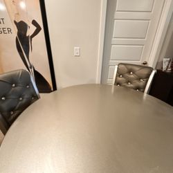 TABLE ROUND W/  4 Diamond Studded Chairs 