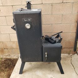 DYNA GLO VERTICAL OFFSET CHARCOAL SMOKER