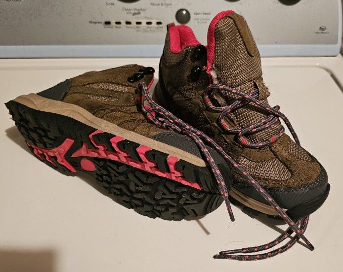 $20 Size 4 kids hiking boots