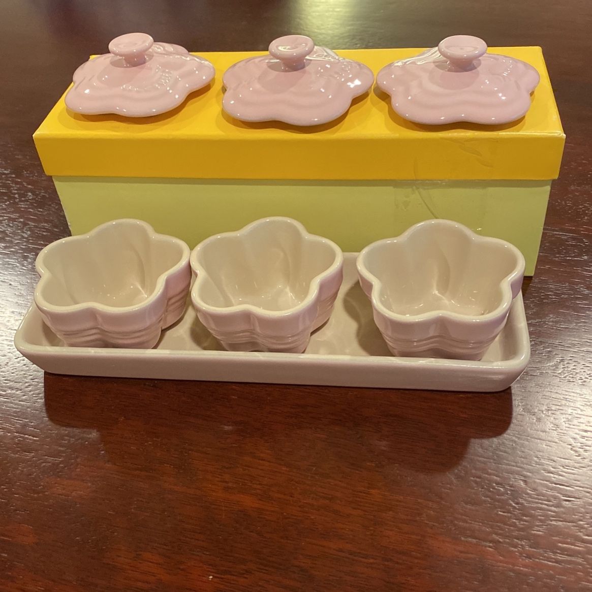 Le Creuset 3 Flower Ramekin With Tray