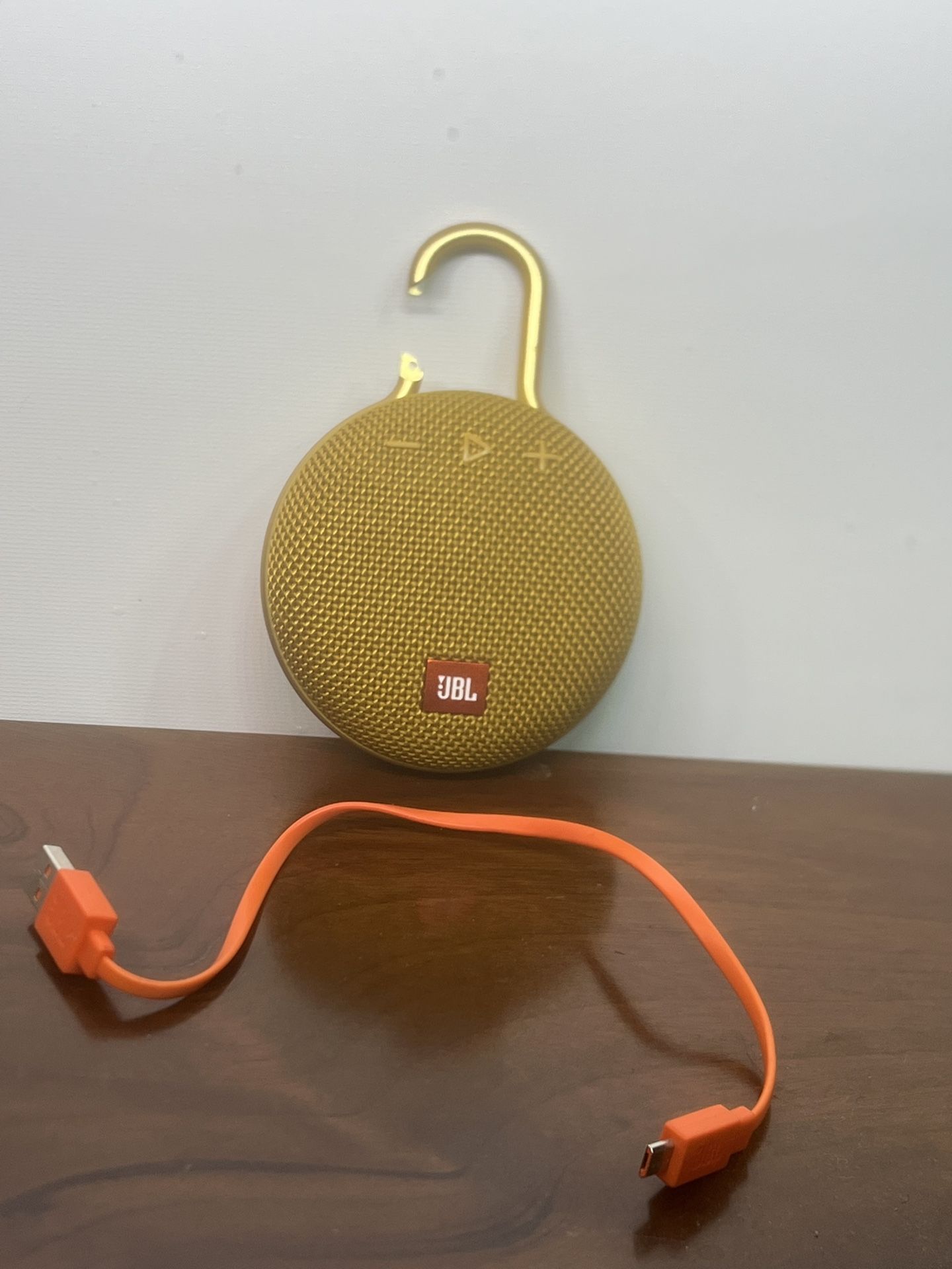 JBL Clip 3 Gold Portable Bluetooth Speaker Broken Clip. Works great and comes with the USB only.
