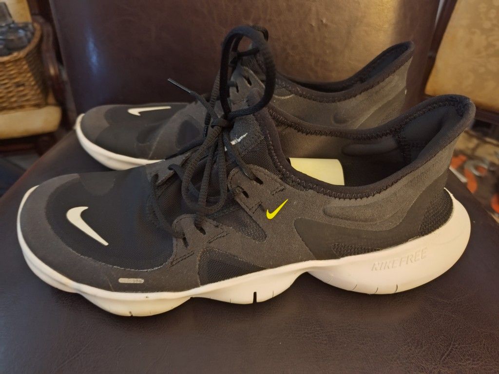 Nike Shoe size 9.5 , MENS RUNNING SHOE