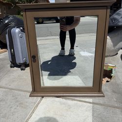Medicine cabinet with mirror