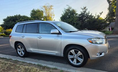 2008 AWD Toyota SE Sport w/ Backup-camera  In Excellent Conditions Inside and Out