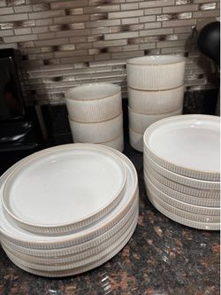 Dinnerware set of 8