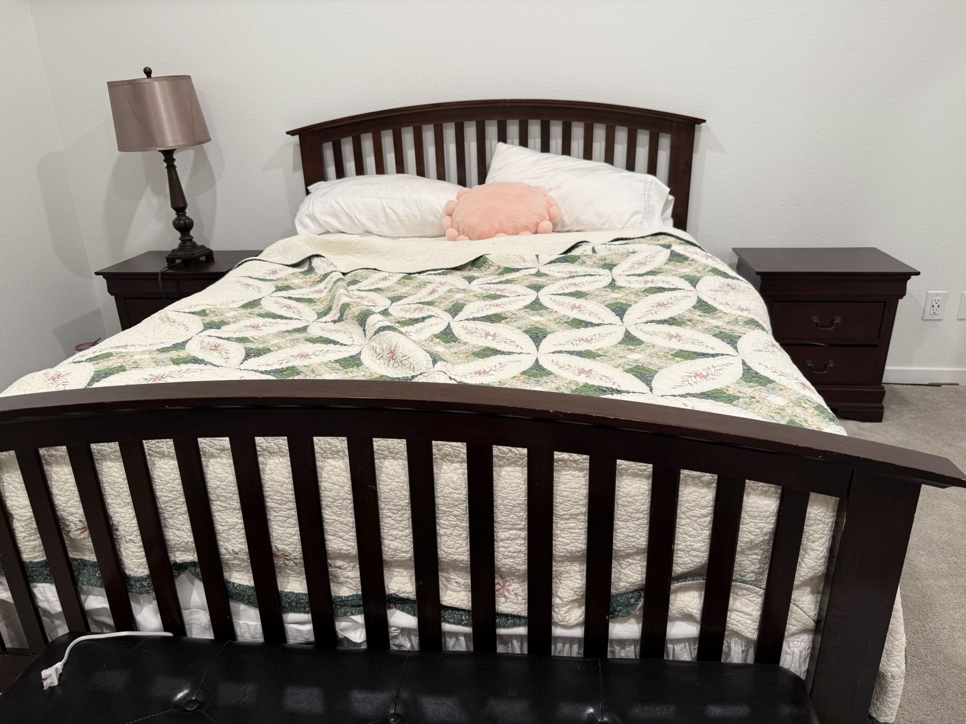 🛏️ For Sale: Queen Bedroom Set — Solid Wood, Great Condition