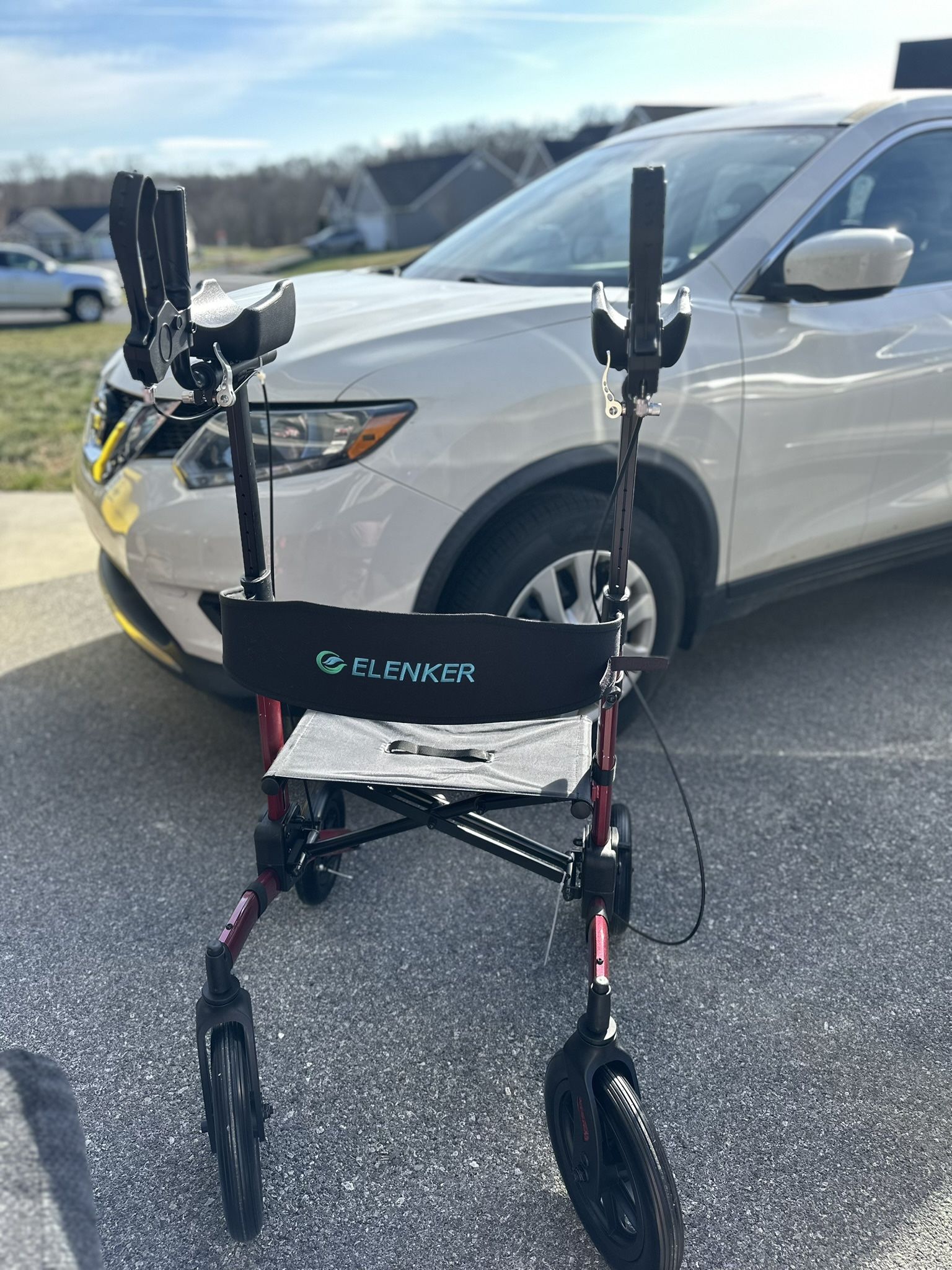 Walker with arm rest support
