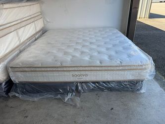 Like New! Saatva King Classic Plush Mattress - Delivery Available